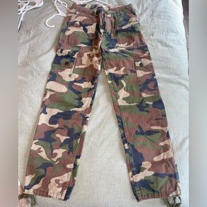 urban outfitters camo pants